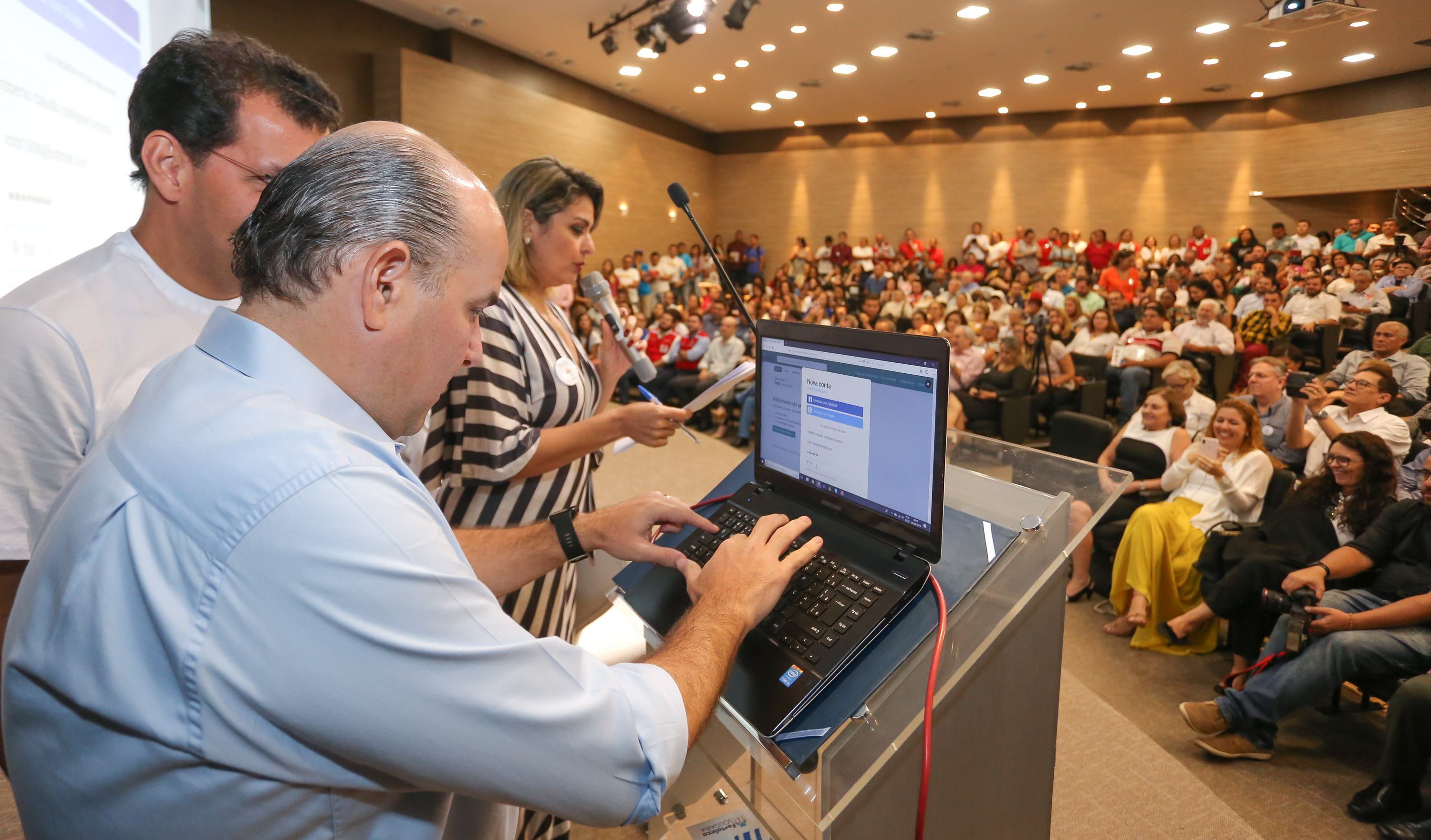 prefeito roberto claudio usando um notebook